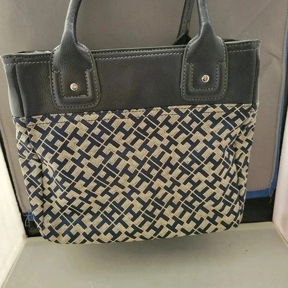 Tommy Hilfiger sholder Purse NWOT - Picture 3 of 8